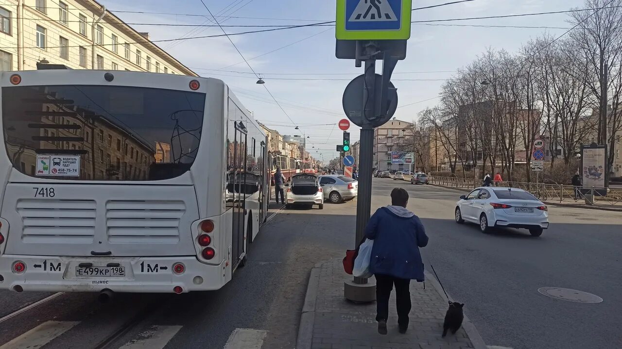 Проснись 2023 отзывы. Трамвай на перекрестке. Трамвай Санкт-Петербург. ДТП 14.04 трамвай и автобус.