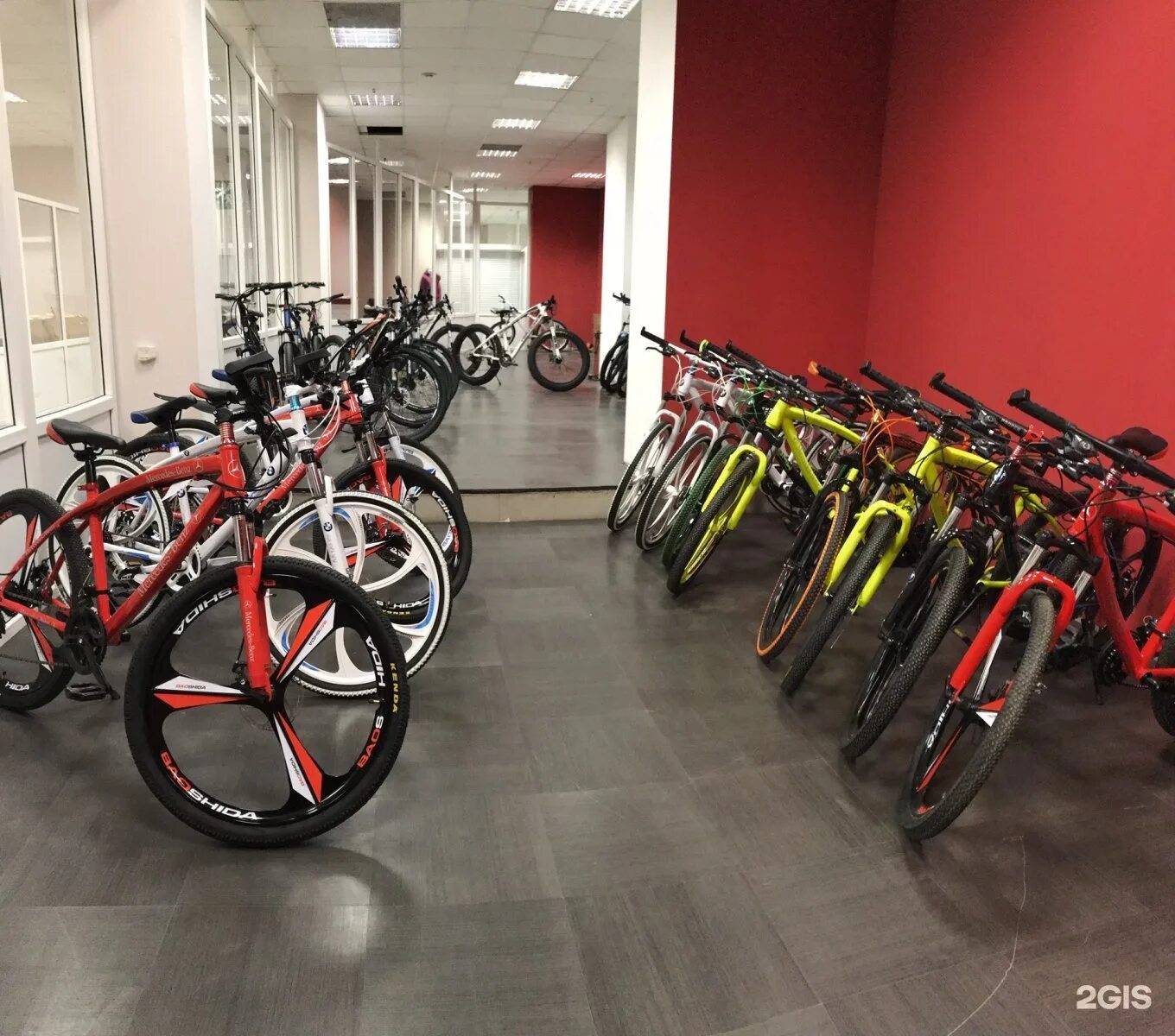 велодорожки на набережной казани. казань байк. велосипеды. байком казань. прокатный велосипед.