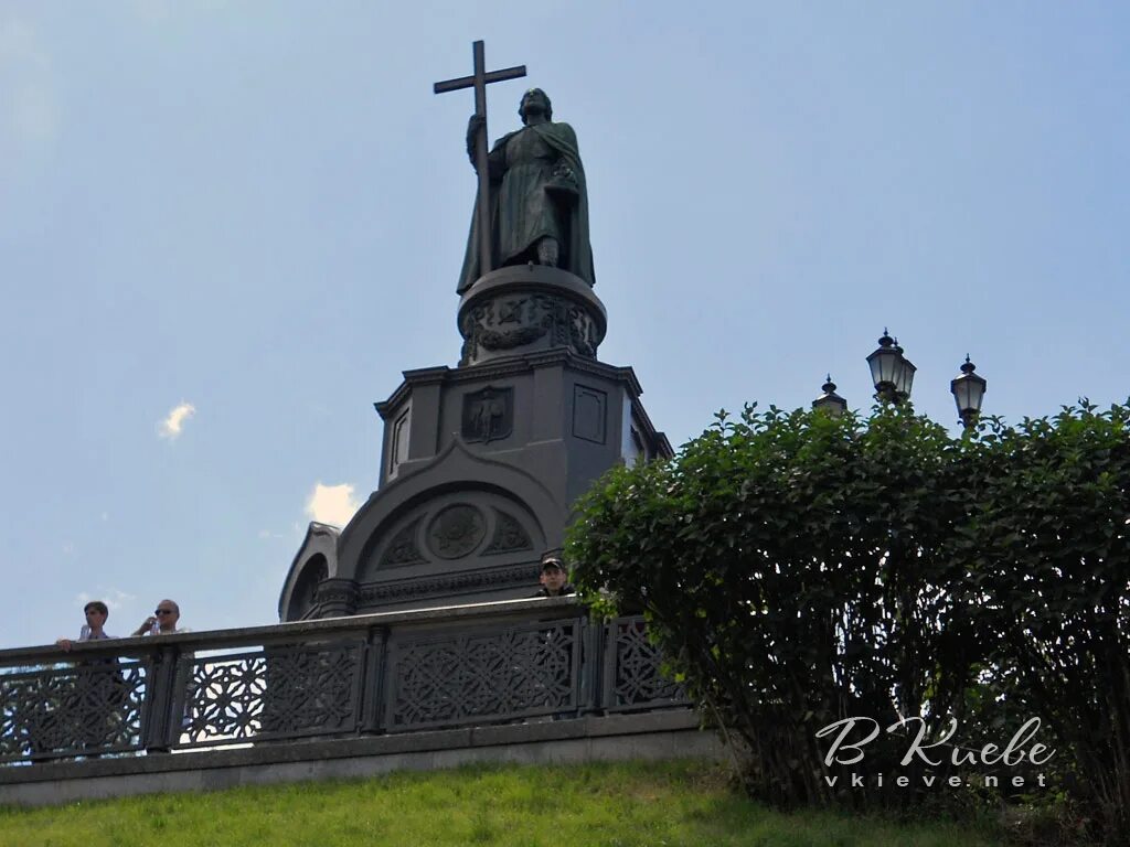 Памятник Владимиру Крестителю Руси в Киеве. Памятник князю Владимиру в Киеве. Памятник Владимиру великому — Крестителю Киевской Руси. Памятник князю Владимиру в Киеве на Владимирской Горке.