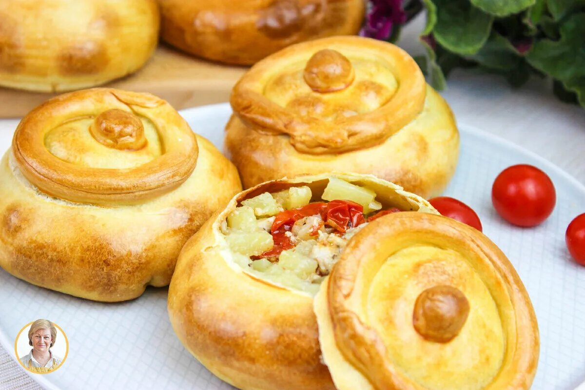 Жаркое в горшочках из теста. Жаркое в горшочках из теста. Горшочек с крышкой из теста. Горшочки из теста. Кундюбки с грибами.