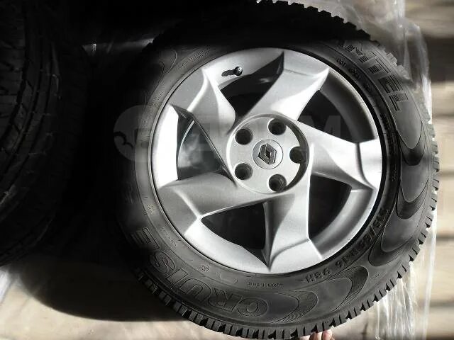 Штатное литье рено дастер. Литой диск бу рено дастер. Диски литые рено да тер r16. Литой диск бу рено дастер. Штатные диски и шины на рено дастер 4х4.