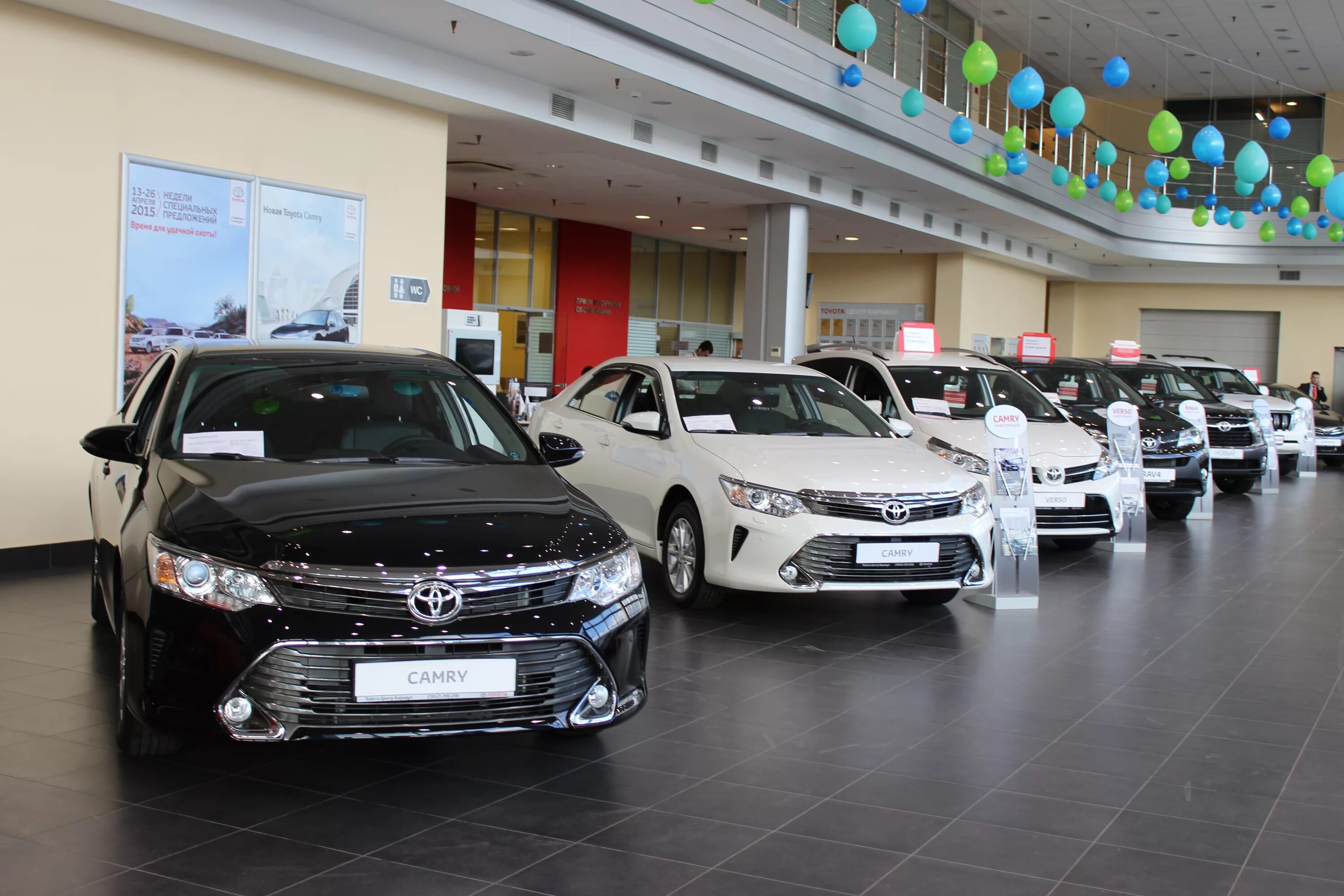 Https auto plus ru. Тойота Камри новая !автосалон. Toyota Camry в автосалоне. Тойота Камри в автосалоне. Тойота Камри оф дилер.