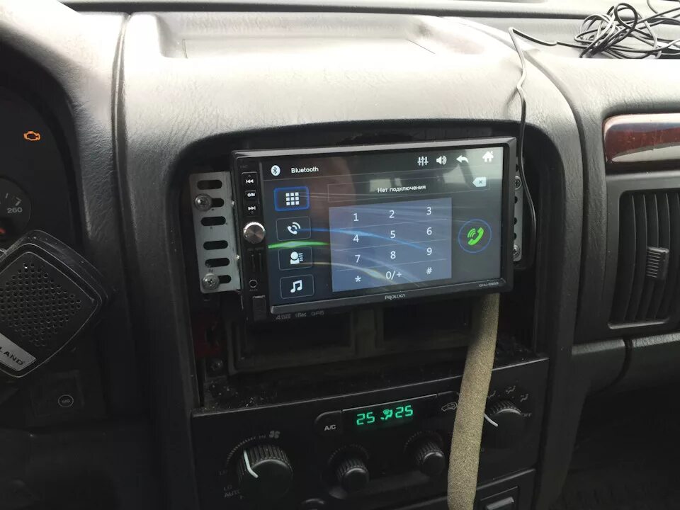 Магнитола джип гранд чероки 2006. Grand cherokee wk2 магнитола. Магнитола для джип гранд чероки 2005-2010 года. Магнитола джип гранд чероки. Магнитолы jeep grand cherokee.