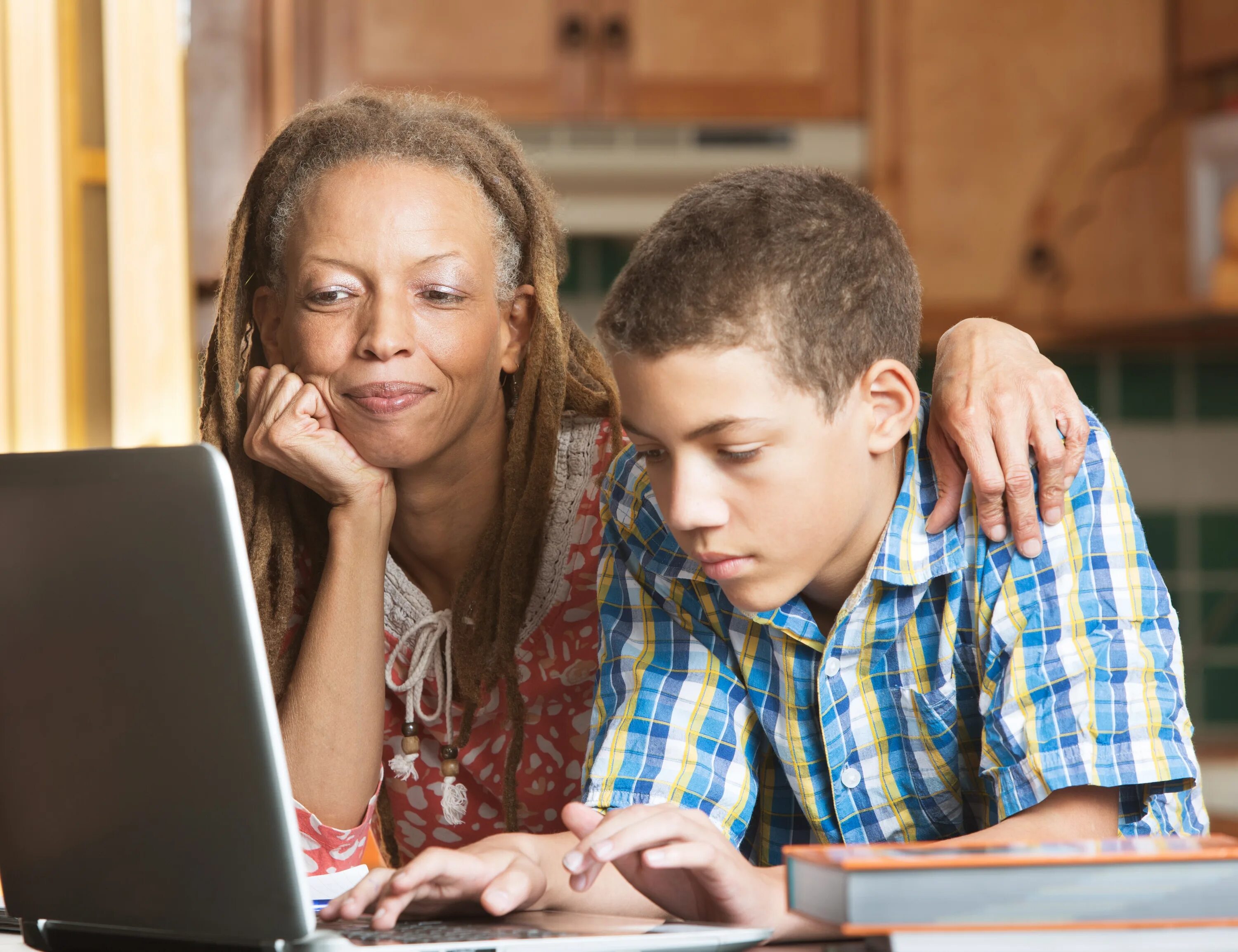 Difficult parents. Подростки работают. американский homeschooling. мама и несовершеннолетний сын домашние. parents students.