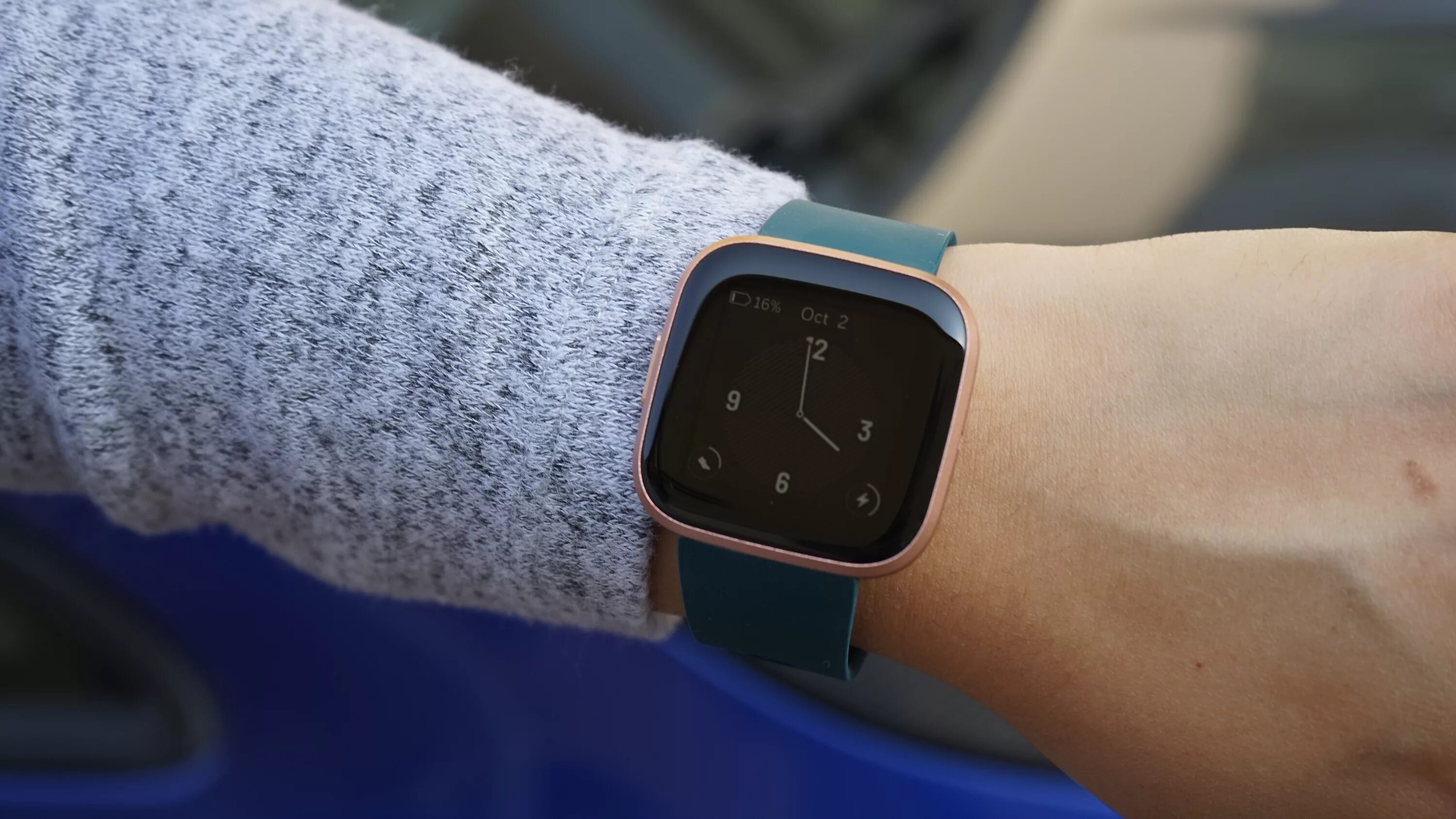 Fitbit versa 2. Fitbit versa 2 watch. часы fitbit versa 2 на руке. фитбит верса 2 цена.