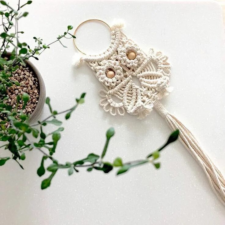 Цветы в технике макраме. Макраме календарница. Брошь макраме. Цветы макраме. Украшения в технике макраме.