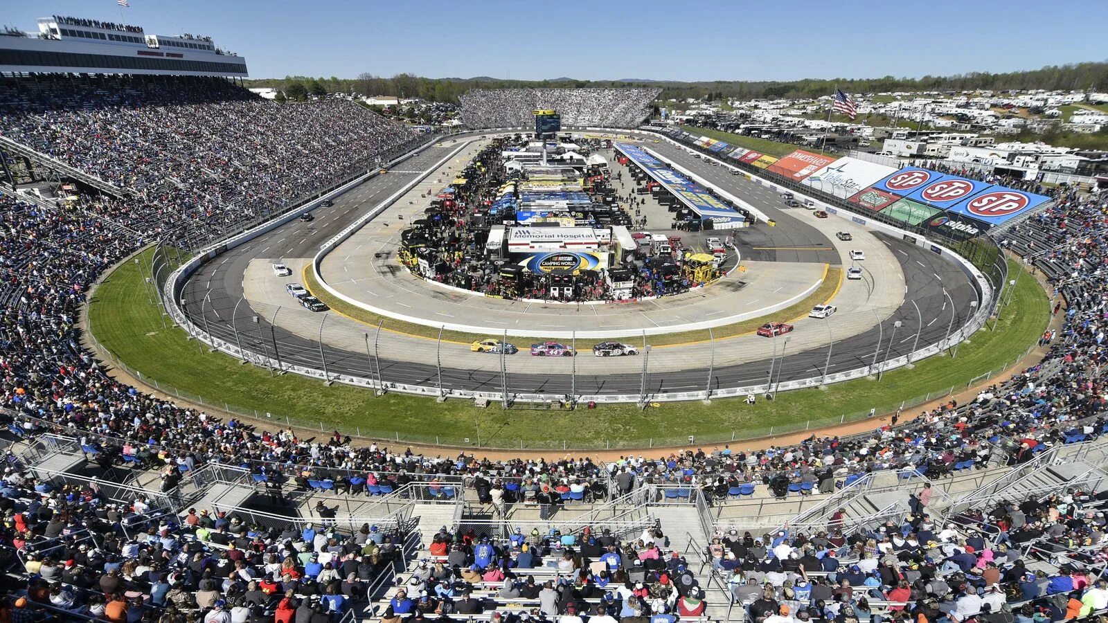 Флорида стадион наскар. Martinsville Speedway. NASCAR Speedway. Наскар 2022 авария. Круг наскар