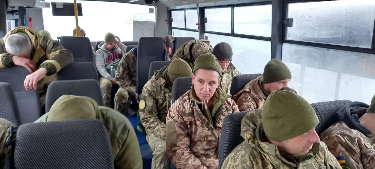 Армия Украины фото. Военные едут в Крым. Украинские военные сдаются.
