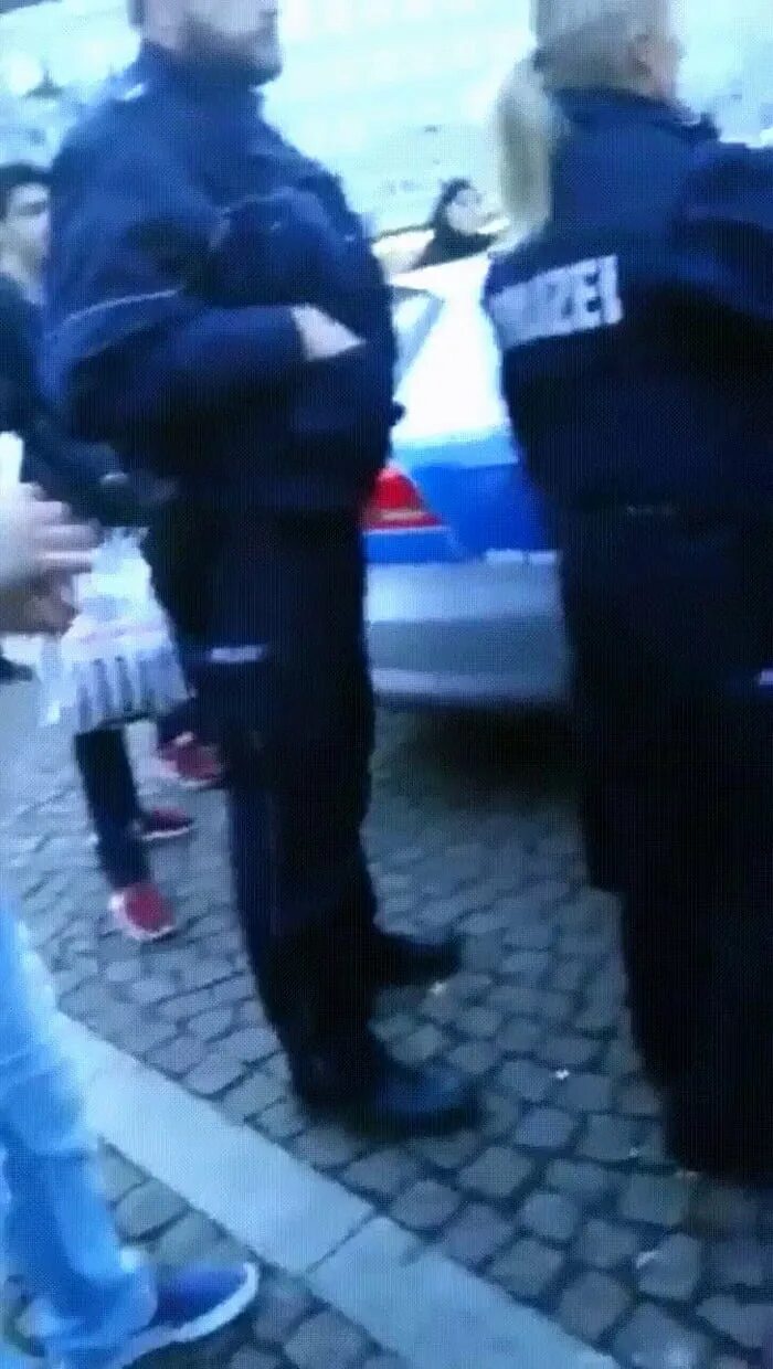 Напротив полиции. Жестокость немецкой полиции. полицейский в германии бьёт женщину.