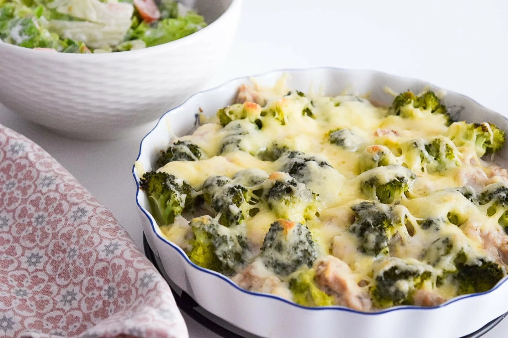 Брокколи со сметаной и сыром в духовке. Треска с брокколи в сливочном соусе. Брокколи со сметаной и сыром в духовке. Брокколи в сливочном соусе с сыром. Запеканка из брокколи с сыром.