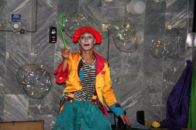 улыбка клоуна. ни одного голоса приезжему клоуну. маша клоун. клоуны приехали. театр выступление.