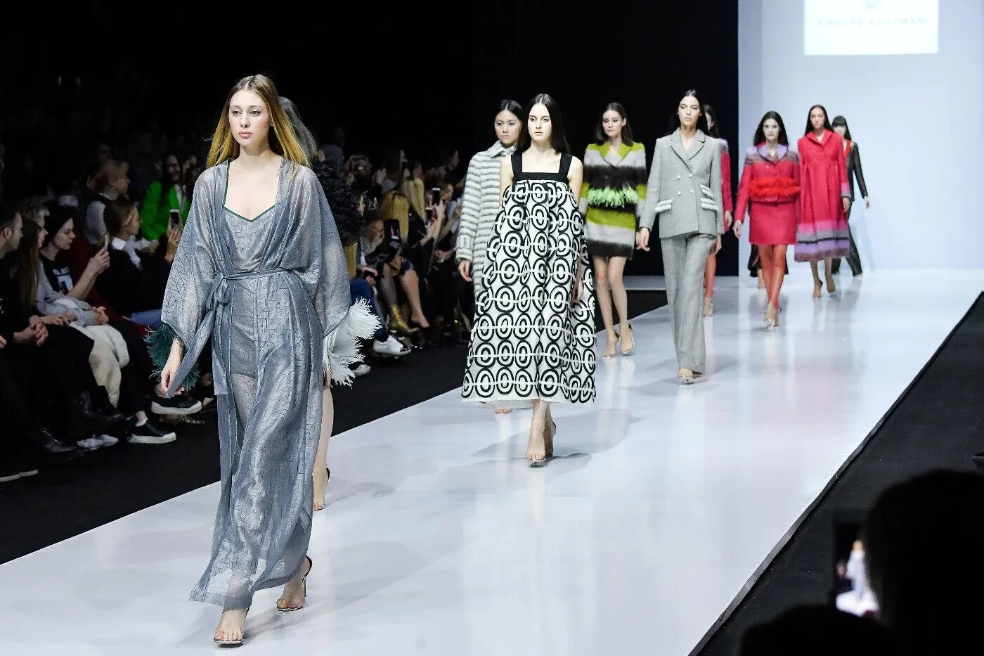 Fashion week 2021 в москве. Неделя моды в москве гостиный двор. Модный дизайнер. Дизайнер одежды. Платья российских дизайнеров.