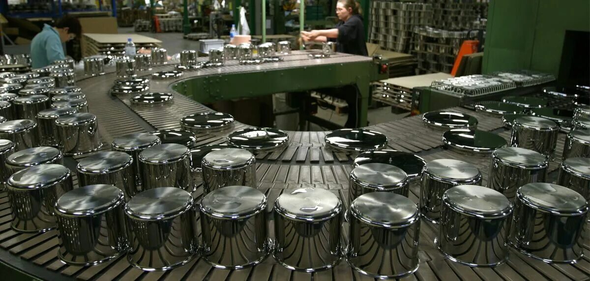 Посуда изготовитель. Штампованная металлическая посуда\. Производитель посуды. Завод по производству посуды. Производство посуды цех.