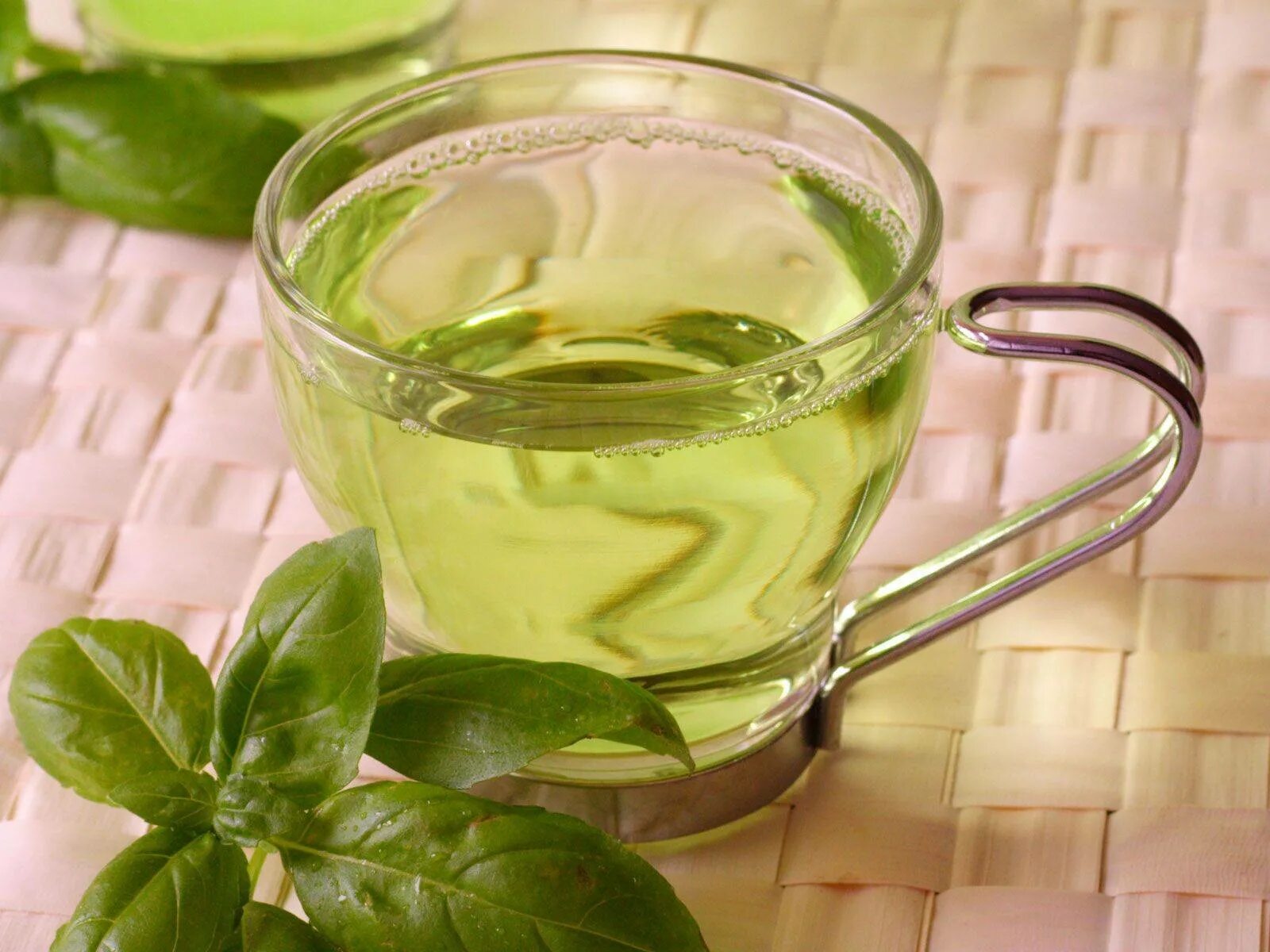 Двое пили зеленый. Зеленый чай. Зелёный чай Эстетика. Зеленый чай Green Tea. Как спастись от жары.