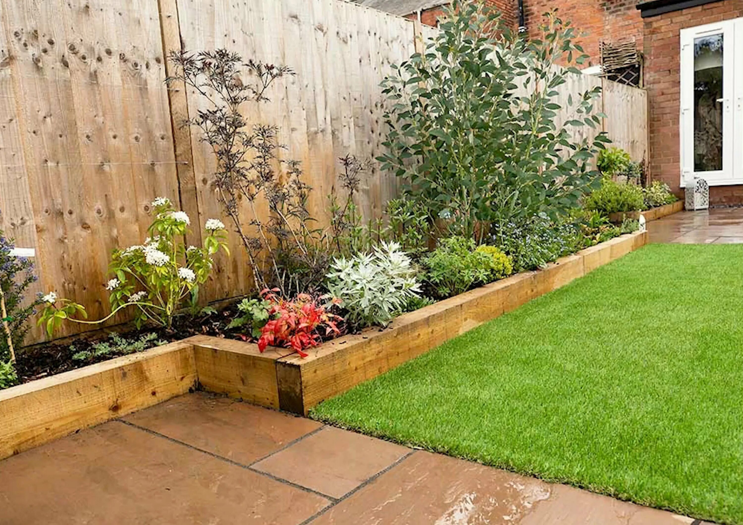 Деревянные клумбы для дачи. Высокие клумбы вдоль забора. Многоуровневые грядки. Подпорная стена. Высокие деревянные клумбы.