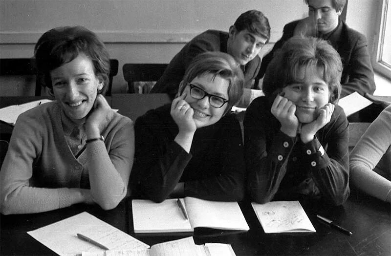 Советские студенты. Советское студенчество. советские студентки. студенты 1960.