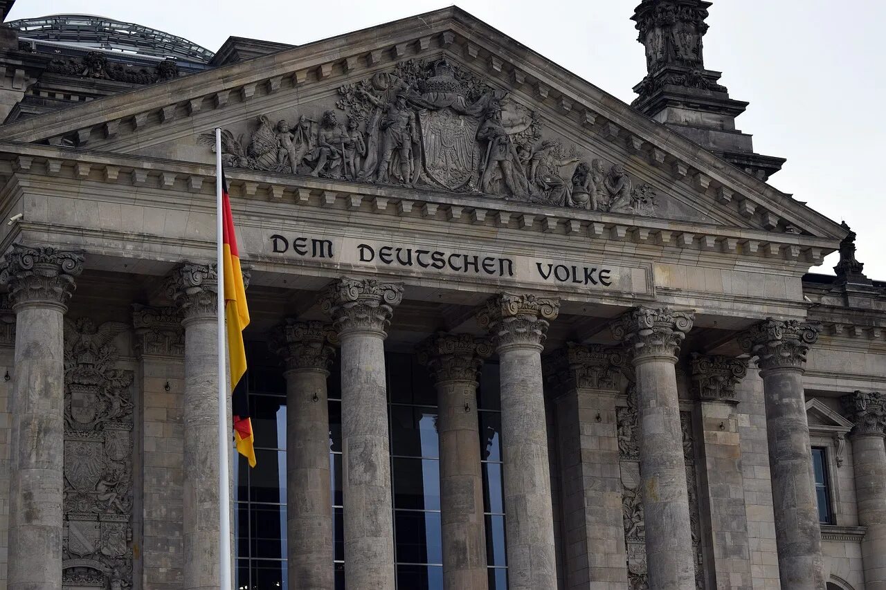 Парламент в рейхстаге 9. Dem deutschen volke в берлине. берлин парламент. reichstag berlin parliament. рейхстаг 1920.