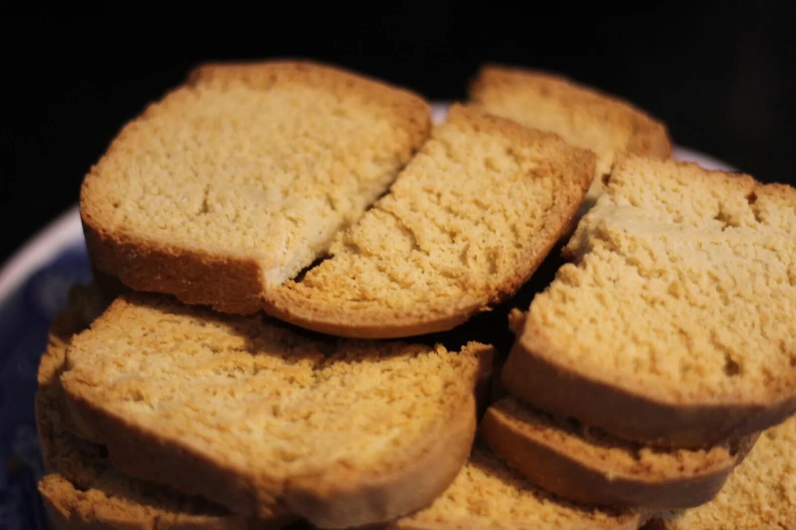 Какой хлеб можно есть при гастрите. Сухари. Черствый хлеб. Цельнозерновой хлеб при гастрите. Хлеб сухари.