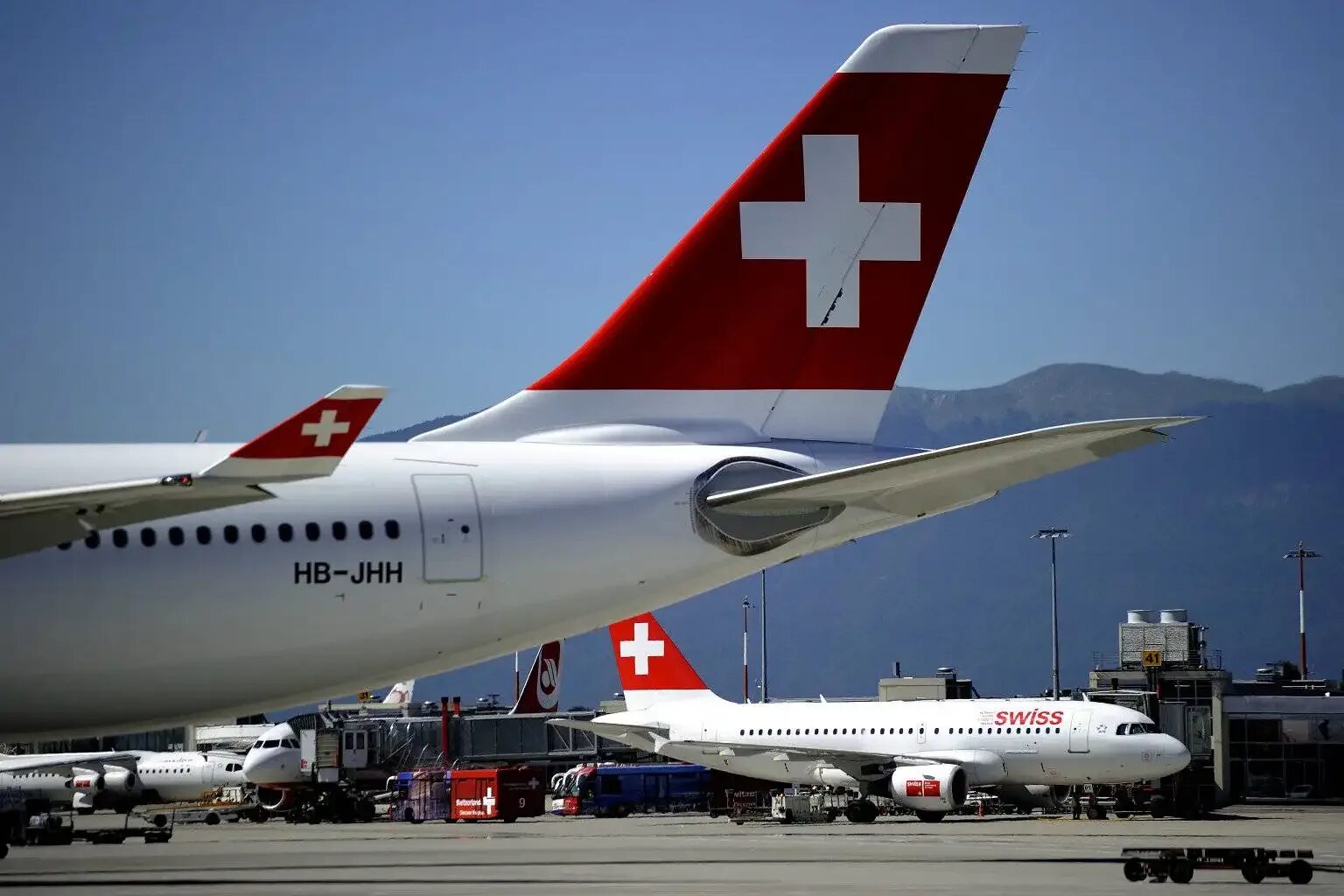 Авиакомпания Швейцарии Swissair. Swiss International Air lines авиакомпании. Свисс Интернешнл Эйрлайнз это что. Swiss + авиалинии самолеты.
