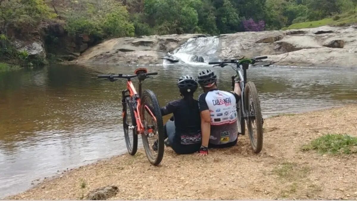 River bike. Велосипед у реки. Велосипед на речке. Речка байки. Речка велосипед горки.