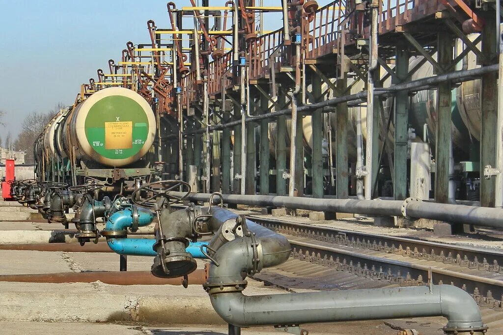 Славянск нефтебаза. Нефтебаза ручьи роснефть. нефтебаза ручьи спб. железнодорожная эстакада нефтебазы ручьи. насосная нефтебазы.