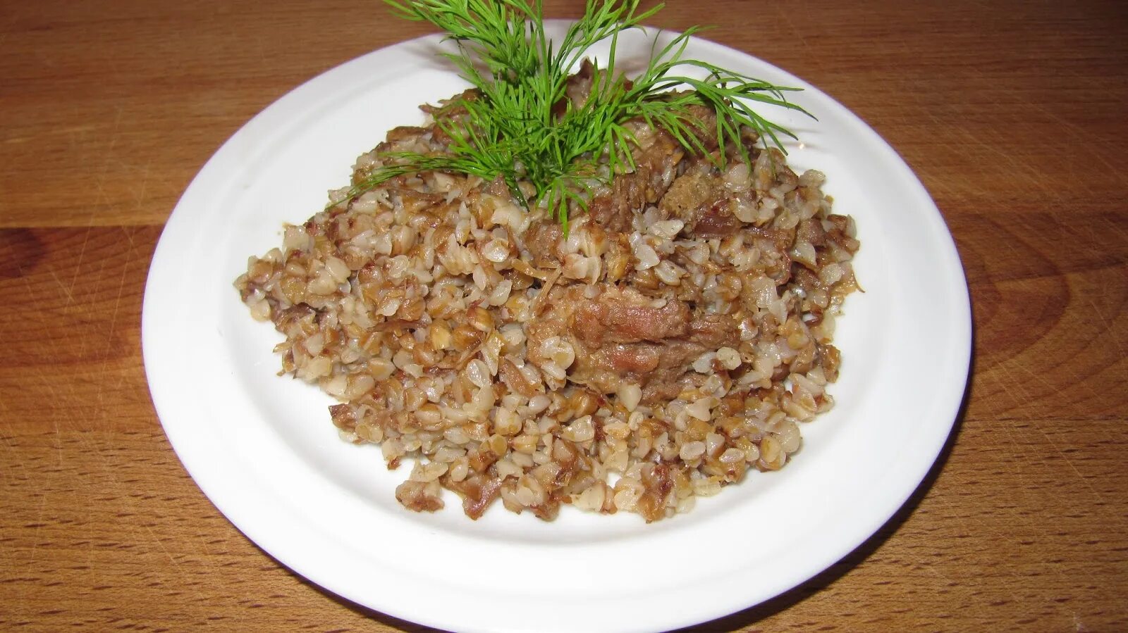 Солдатская каша из гречки с тушенкой. Армейская гречка. Гречка по-купечески с тушенкой. Каша с тушенкой. Гречневая каша с тушенкой.