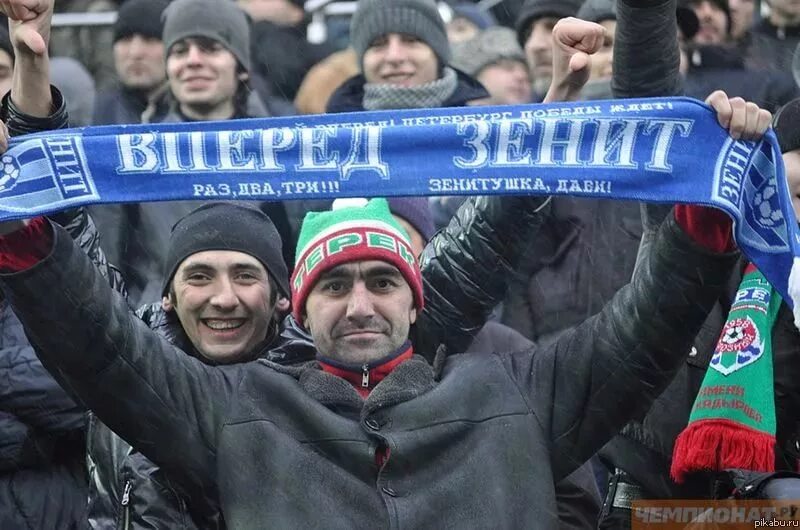 Кричалки фанатов зенита соболеву. Болельщики зенита бомжи. фанаты зенита. фанат зенита бомж. смешные картинки про зенит.