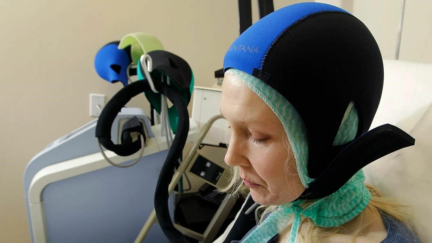 Волосы на голове после химиотерапии. Шлем для химиотерапии. Охлаждающий шлем для химиотерапии. Охлаждающая шапка для химиотерапии. Шлем для волос при химиотерапии.