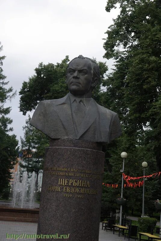 Памятник пастернаку. Памятник хмельницкому в омске. Памятник б. Памятник б б городовикову в элисте. Памятник богдану хитрово в карсуне.