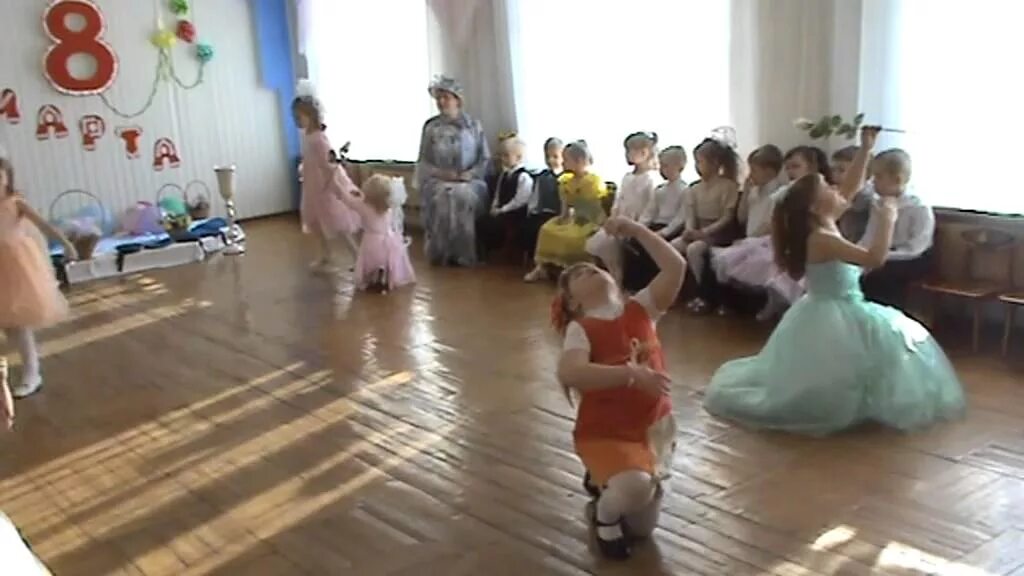 Песня пять февральских. Танец пять февральских роз. 5 февральских роз танец в детском саду. танец розочек в детском саду. танец для старшей группы 5 февральских роз на 8 марта.