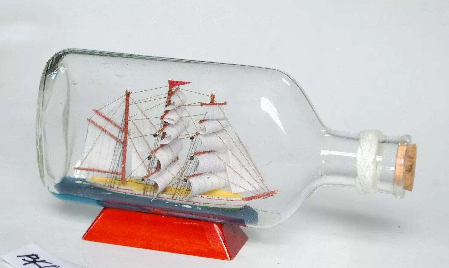 Как делают корабли в бутылках. Сувенир "кораблик в бутылке"santa maria. Как делают корабли в бутылках. Как в бутылку засовывают корабль. Кораблик в бутылке.