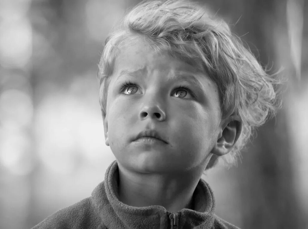 Игрушки для мальчиков. Ребенок в кепке. Грустный мальчик. Маленький мальчик чб. Мечтательный мальчик.