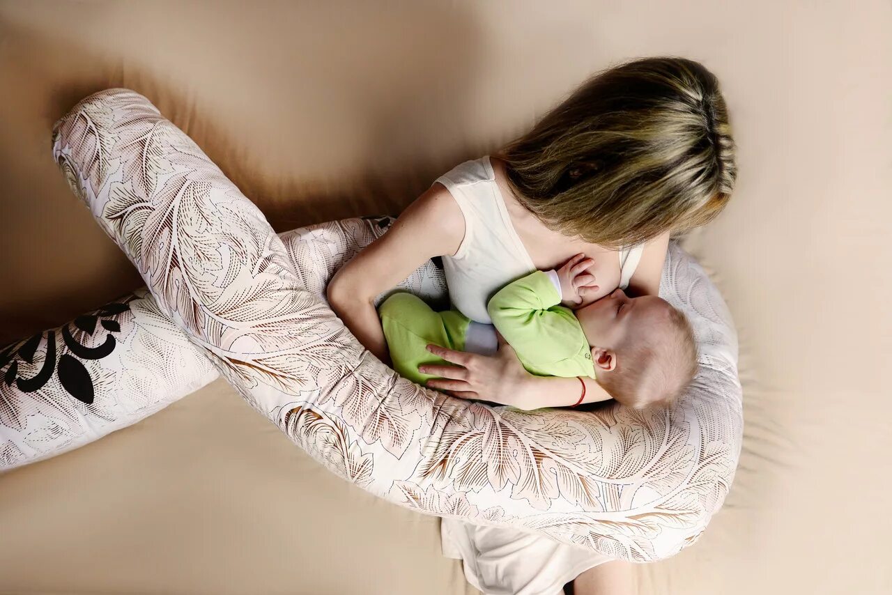 Спящий ребенок ночью. Грудное вскармливание новорожденных. Мама лежит. Совместный сон с малышом. Укачивание ребенка.