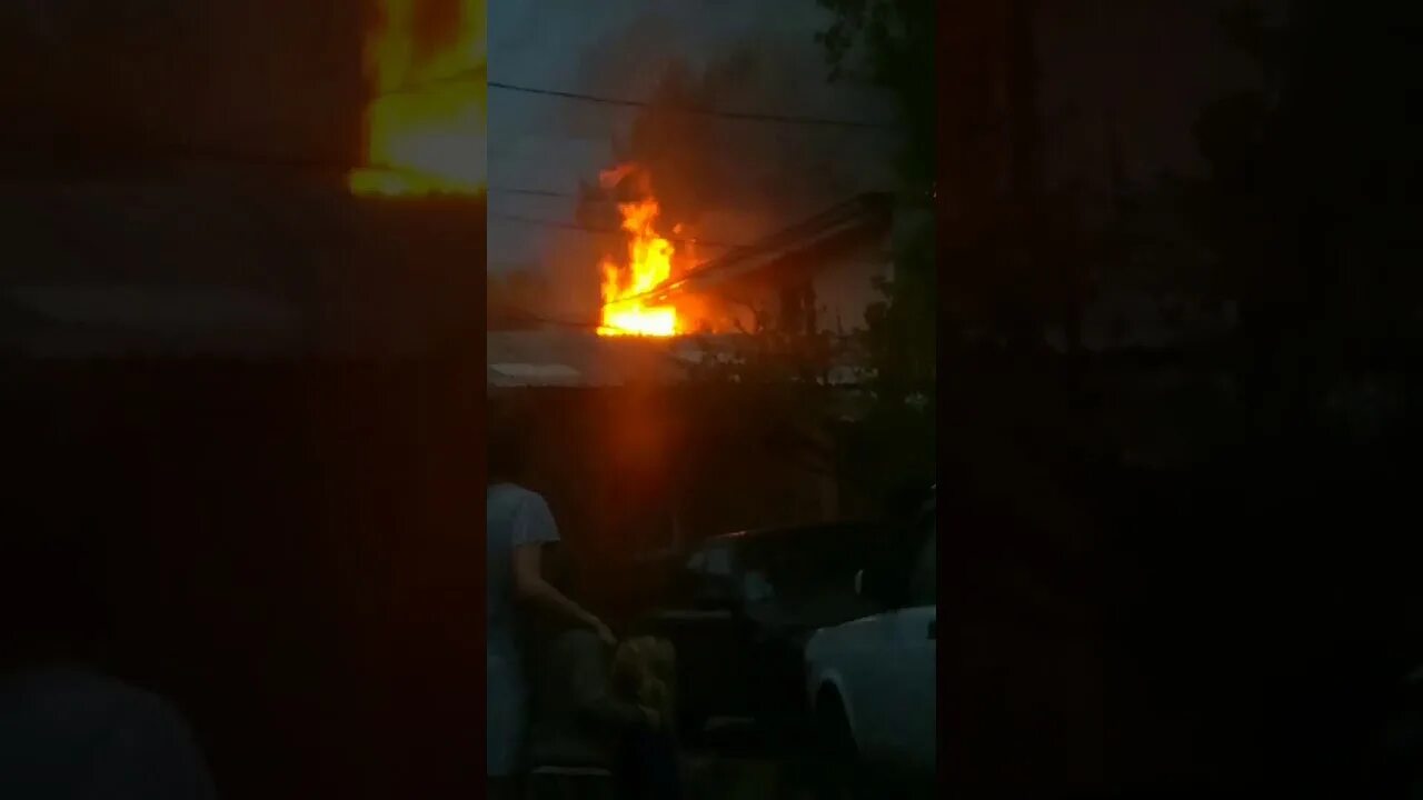 Пожарные тушат пожар. 07. Пожар в николаевке сегодня. Пожар в николаевке сегодня. Пожар дома.