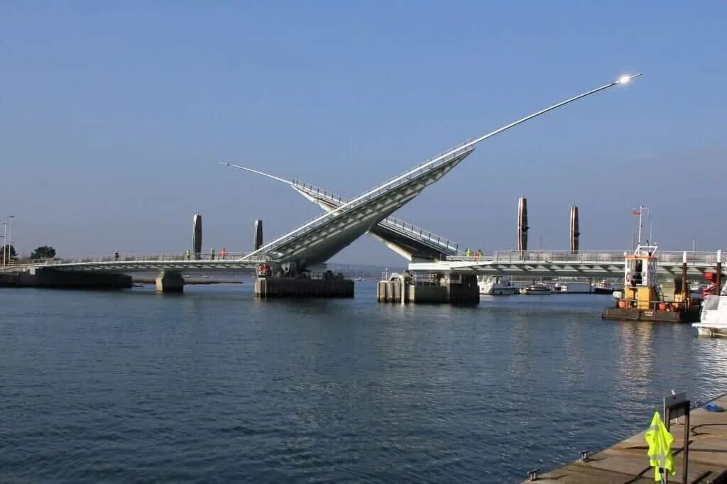 Какой мост перед установкой доставляли по воде. Мост &quot;два паруса&quot;  the twin sails bridge. разводной мост два паруса в англии. мост миллениум разводной. мост слауэрхоф нидерланды.