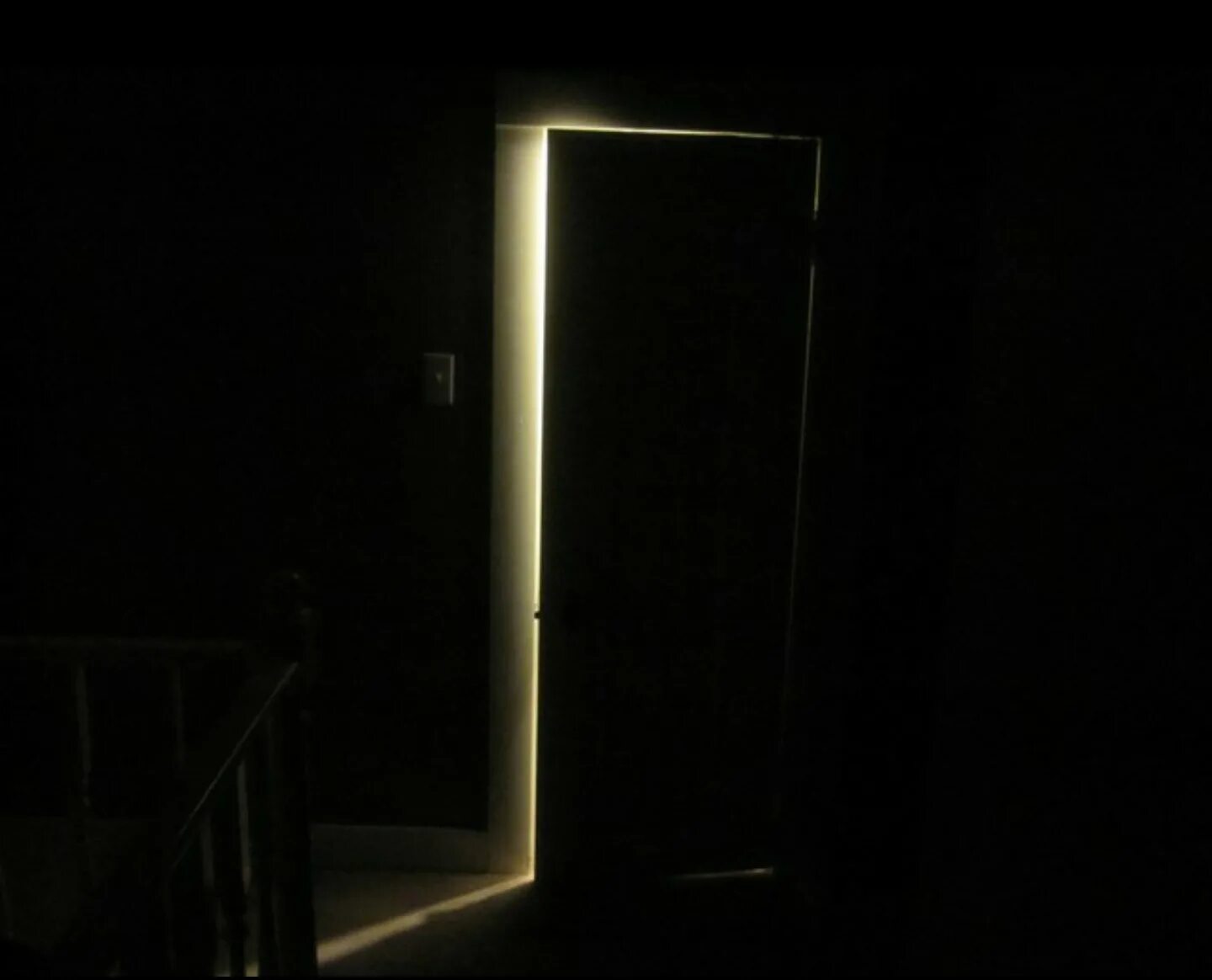 Открытая дверь в темноте. Дверь ночью. Дверь в темную комнату. Приоткрытая дверь в темной комнате. Обычная темнота