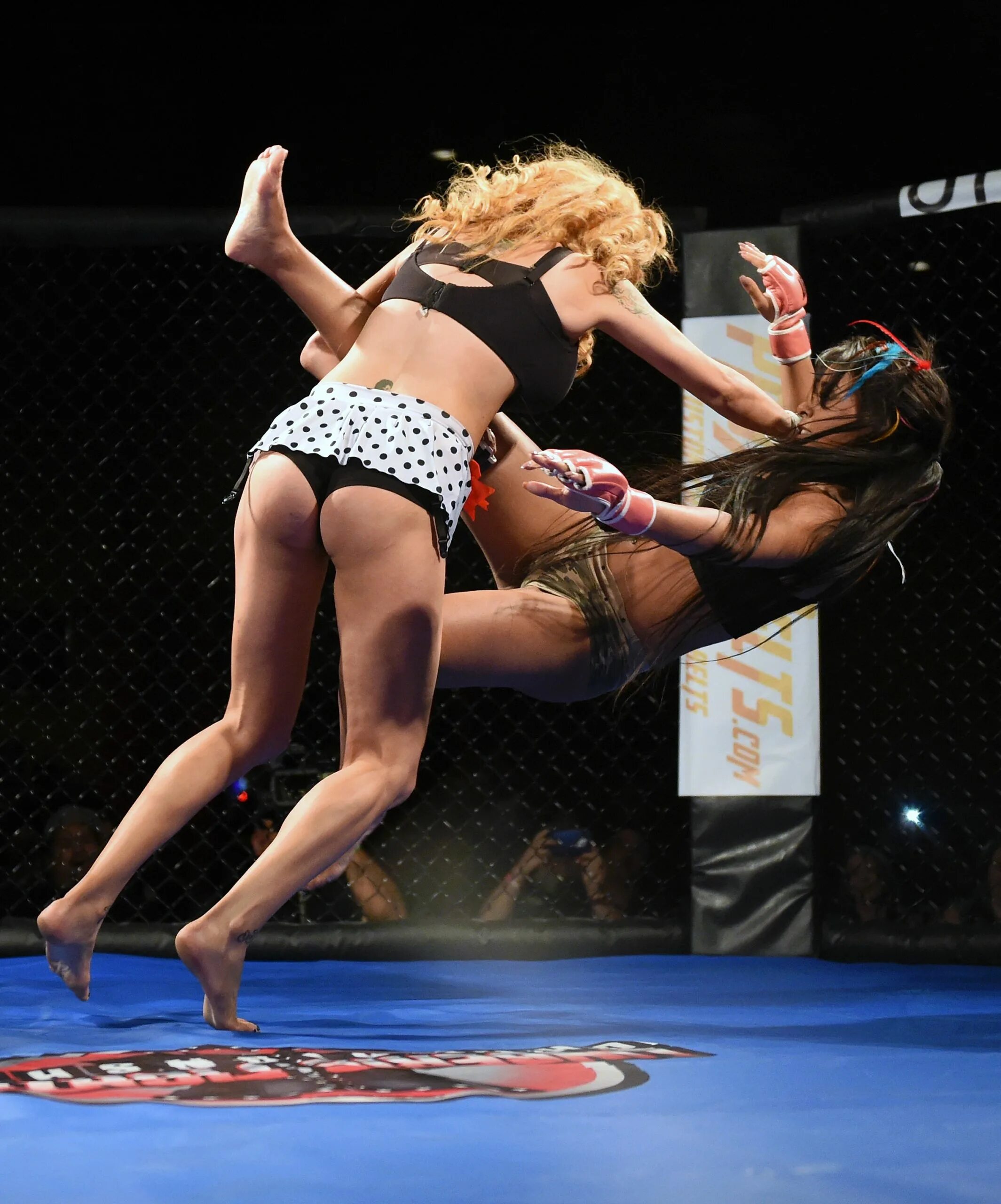 Девушка за покерным столом. Две девушки играют в шахматы. Ева мэри рестлинг. Проиграла в карты на раздевание. Женские бои без правил в грязи.