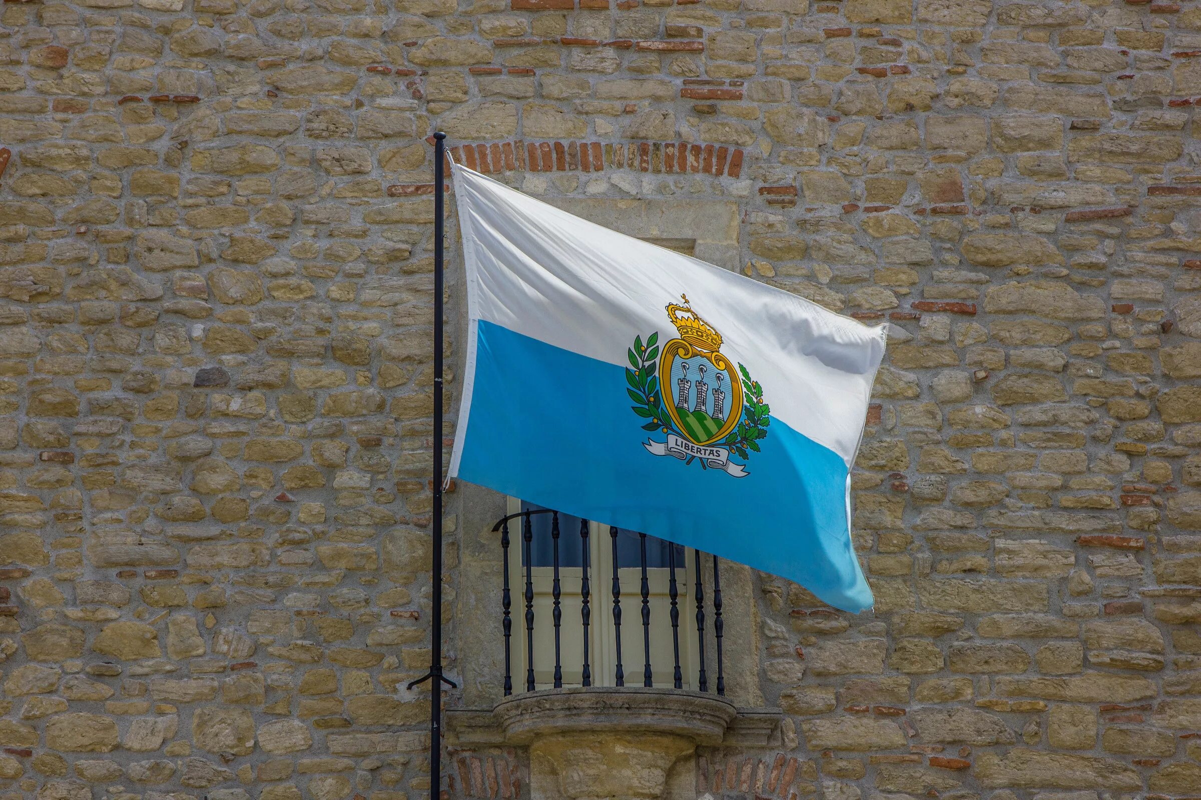 Флаг сан марино. Флаг Сан Марино флаг. Флаг страны Сан Марино. Сан Марино флаг и герб.