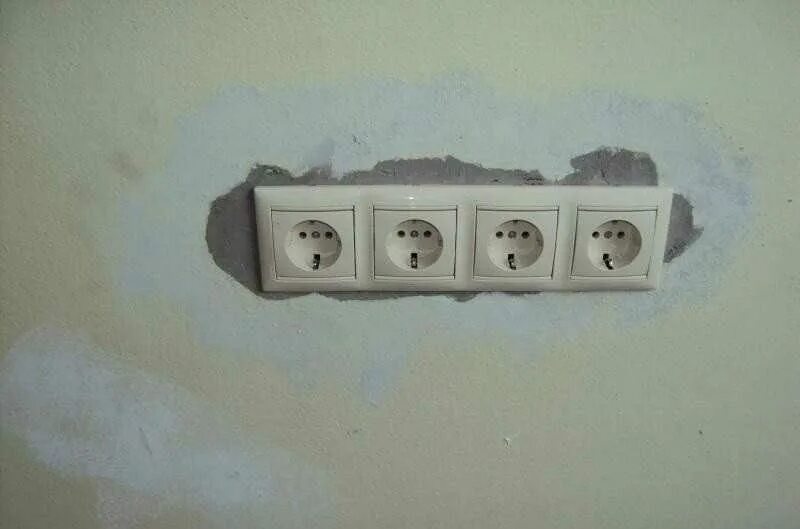 Розетка в стене. Тройные розетки для кухни. Блок розеток в стену. Блок розеток schneider electric 4. Блок розеток на 3 розетки для скрытой проводки.
