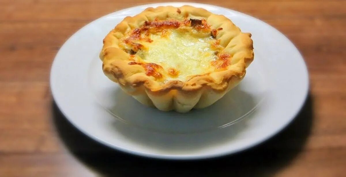 Жульен с грибами в слоеном тесте духовке. Жульен в слоёном тесте рецепт. Жульен в слоеном тесте с курицей и грибами. Жульен в слоеном тесте с курицей и грибами. Жульен с грибами в тесте.