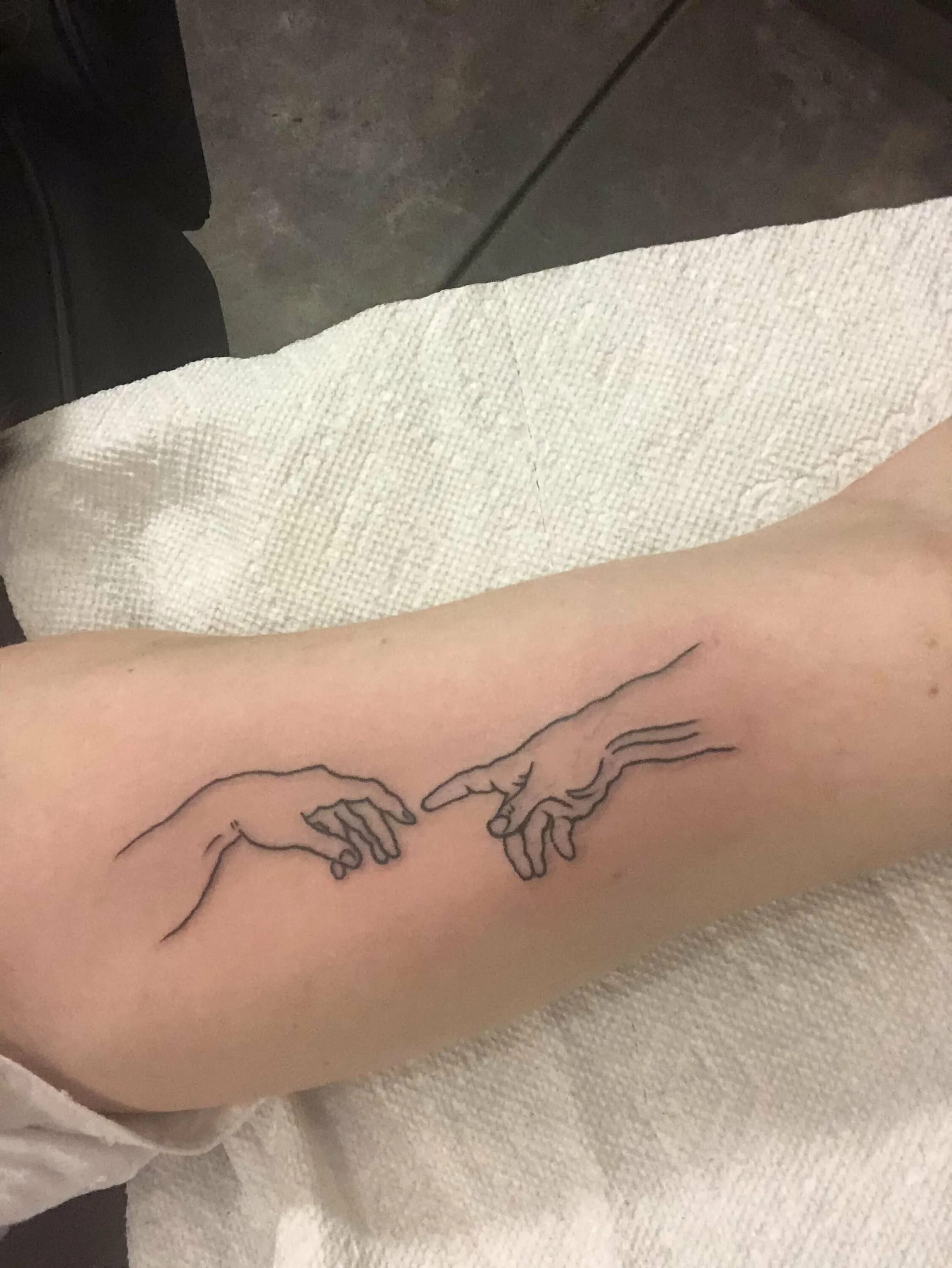 Татуировка двух рук. Тату прикосновение. Татуировка двух рук. Эскизы тату на руку. Татуировка двух рук.