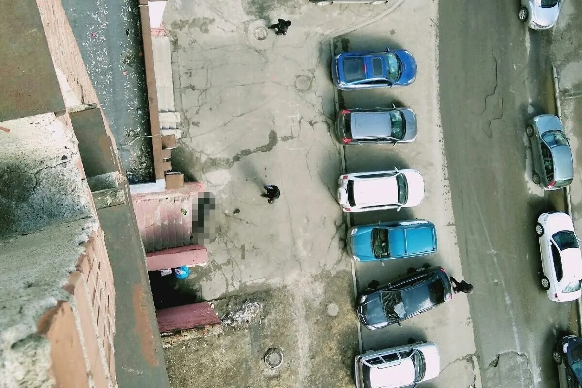 Мужчина выпал из окна ярославль. Мужчина выпал из окна ярославль. Фото улицы из окна. У окна. Полиция фото.