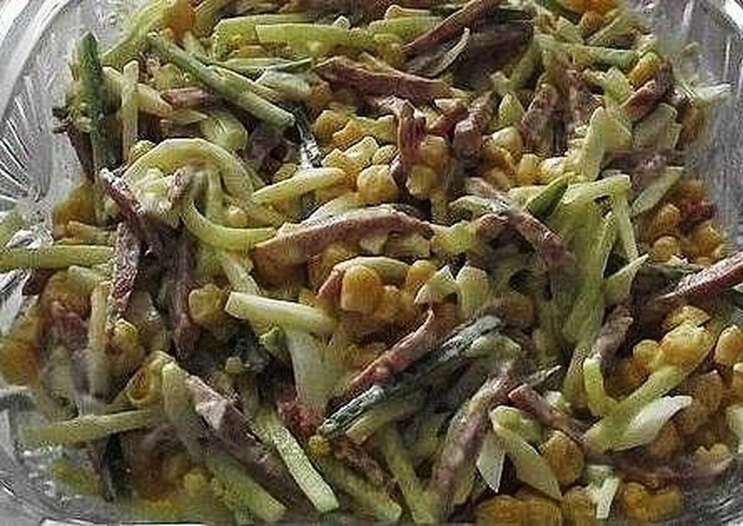 Салат с солеными огурцами и колбасой копченой. Салат соломка с кукурузой и колбасой и огурцом. салат соломка с копченой колбасой и кукурузой. салат соломка с копченой колбасой. салат соломка с кукурузой.