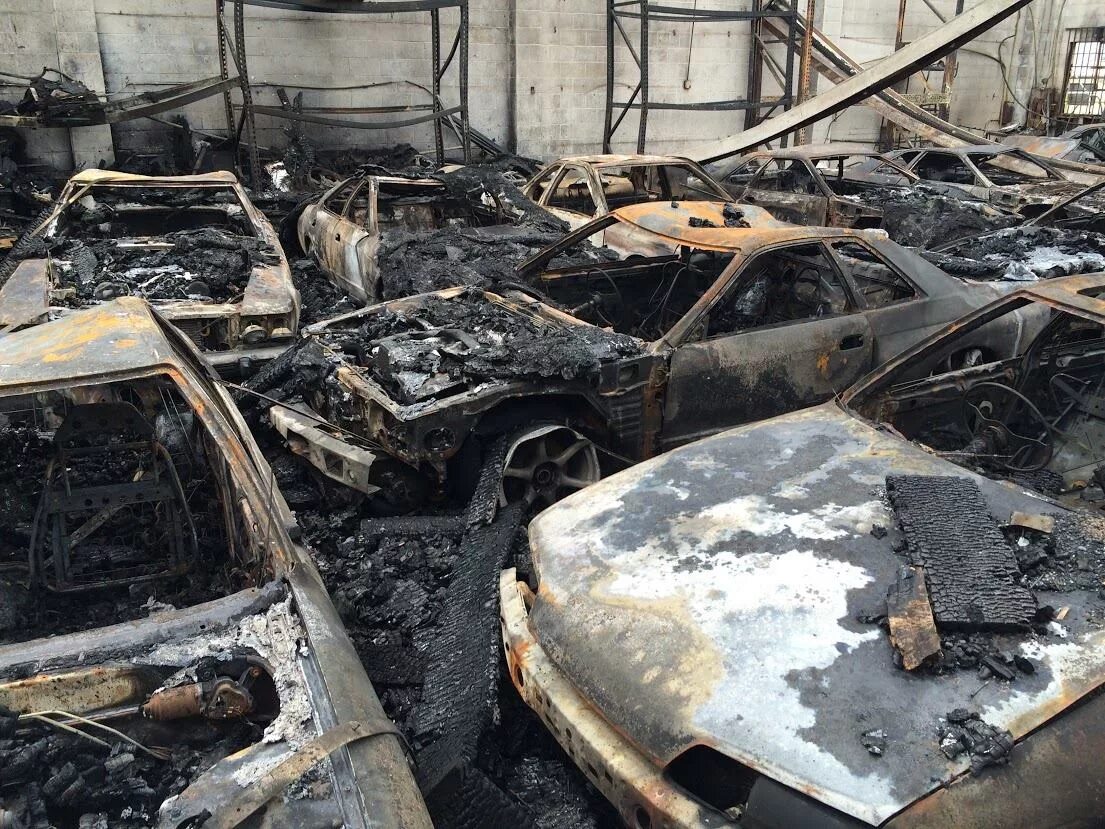 Где сгорели машины. Разбитые японские машины. Сгорел автосалон.