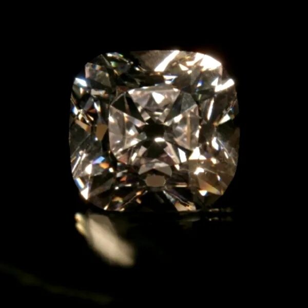 регент бриллиант в лувре. регент камень. великий могол (алмаз). бриллиант регент. регент бриллиант в лувре.