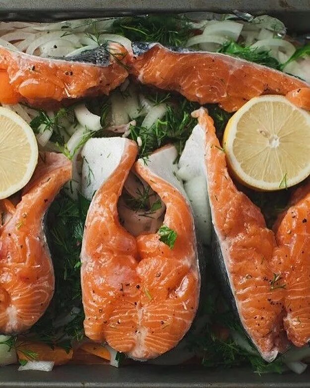 Как можно вкусно приготовить форель. Запеченная форель (pečený pstruh).. форель с овощами. блюда из форели с овощами. красиво приготовленная форель.