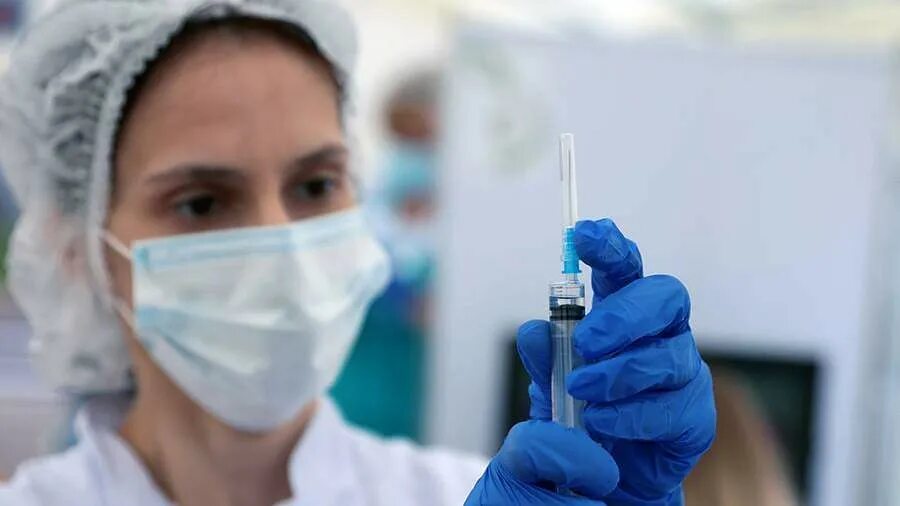 мобильный пункт вакцинации. вирусолог фотографии. снижение заболеваемости гриппом. заболеваемость орви растет.