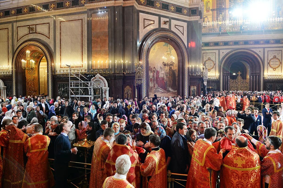 Праздники в храме христа спасителя. В храме христа спасителя пасха. воскресение христово храм христа спасителя. пасхальная служба в храме христа спасителя. пасха христова храм христа спасителя.