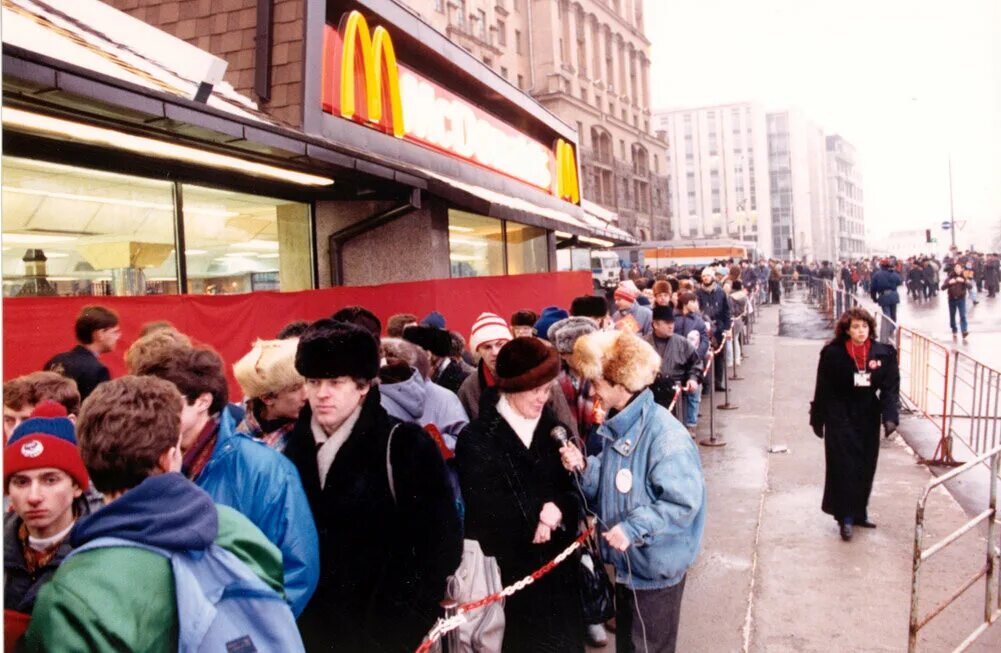 Открытие первого Макдональдса в Москве в 1990 году. Очередь в первый макдональдс в Москве 1990. Макдональдс 1990 Москва. Макдональдс в 1990 году в Москве.