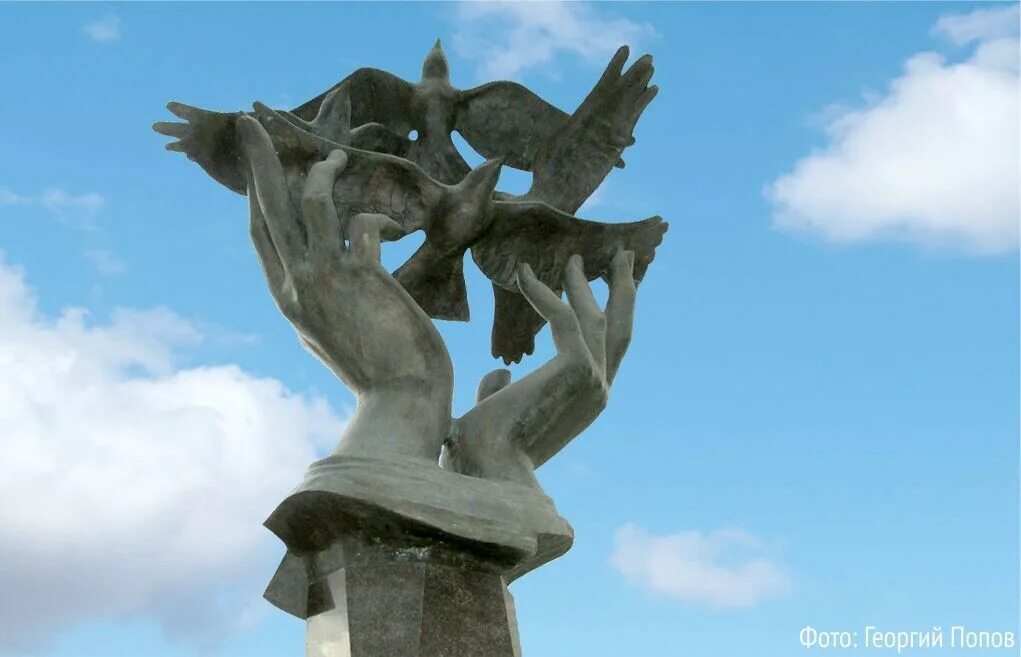 Памятник на соляном переулке. Памятник учителю в петербурге. Улица ушинского памятник учителю. Памятник учителю калининского района. Памятник учителю в санкт-петербурге калининский район.